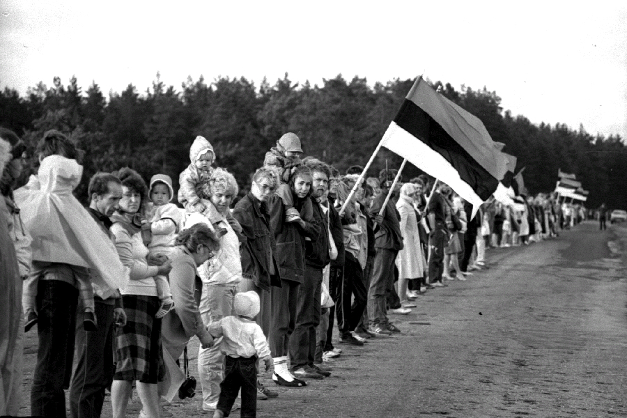 발틱 웨이 - 자유를 위한 3개국을 잇는 인간사슬

독일과 소련의 불가침 조약과 그에 따른 비밀 의정서가 체결된 50주년을 맞아 1989년 8월 23일 에스토니아, 라트비아, 리투아니아 사람들이 만든 600km의 ‘인간사슬’에 관한 기록이다. “자유를 위한 3개국을 잇는 인간사슬“은 자유를 위해 3개국이 공동으로 추진한 평화시위였다.