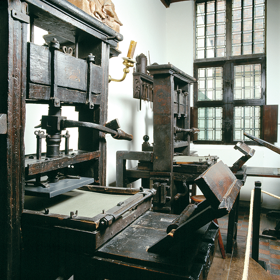 플란틴사 경영 문서

플란틴사는 활판 인쇄업에서 최초로 자본주의적 경영을 한 벨기에 출판사이다. 이 기록은 1555년부터 19세기 후반에 이르는 플란틴사의 경영 관련 문서와 장부들이다. 문서들이 거의 훼손되지 않아 300여 년에 이르는 책의 역사를 잘 살펴볼 수 있다.