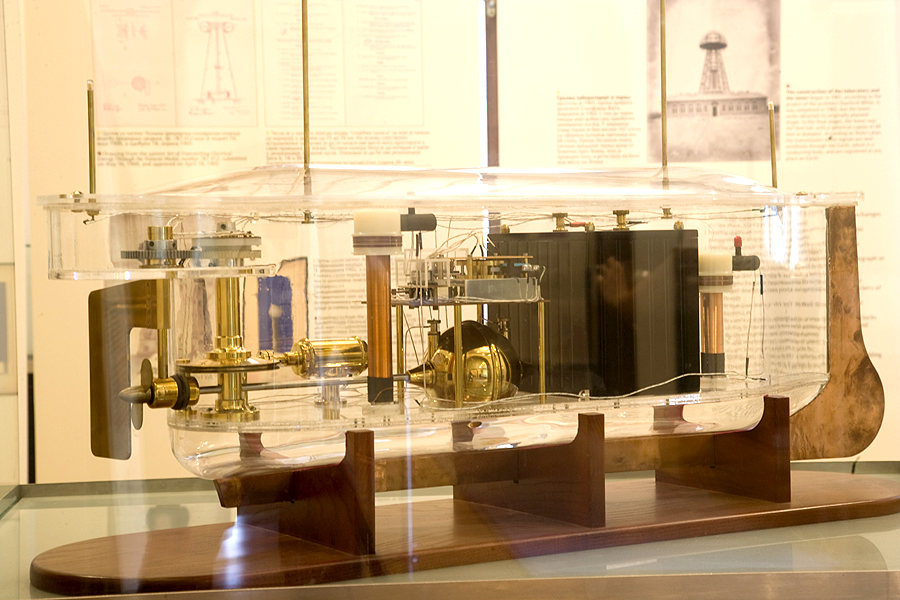 니콜라 테슬라 기록물

교류전동기와 테슬라 코일을 발명한 니콜라 테슬라(1856-1943)가 남긴 특허 관련 서류를 비롯해 서신ㆍ논문ㆍ원고ㆍ도면ㆍ사진 등 약 16만 쪽 분량의 기록과 1,000여 장에 달하는 실험·발명 사진들이다. 그는 에너지, 고주파, 기계 공학 분야에 많은 특허를 보유했던 세계적인 발명가였다.