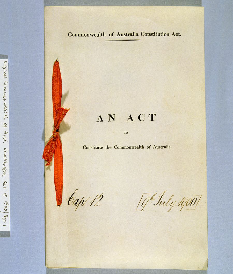호주 연방 헌법

1900년 7월 9일 빅토리아 영국 여왕이 호주 연방 헌법을 재가함으로써  호주는 1901년 1월 1일에 영국으로부터 공식적으로 독립.
